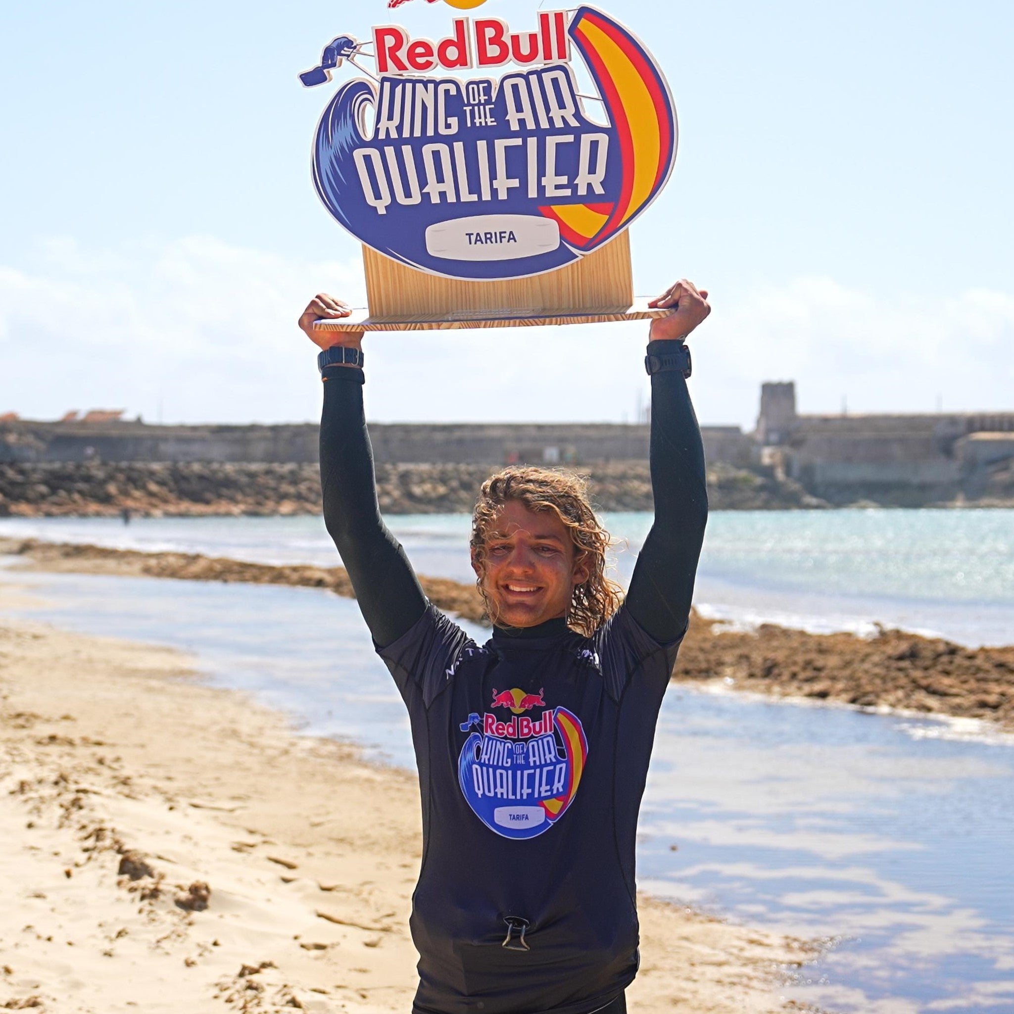 Lorenzo wins Red Bull King of the Air Qualifier. Leo takes two podiums at the Spanish Strapless Nationals.